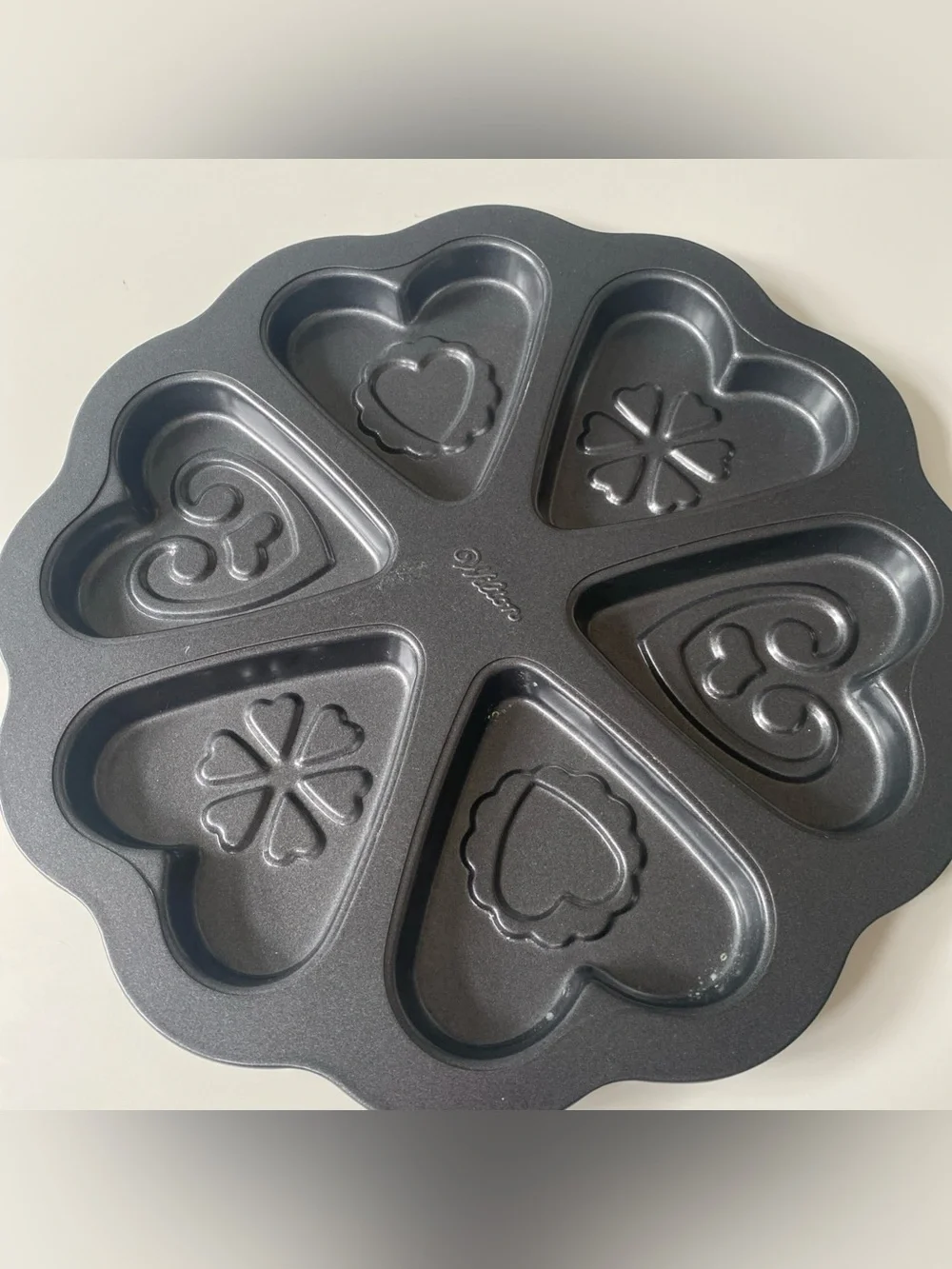 Wilton Heart-Shaped Multi-Cavity Nonstick Cake Pan - non stick 6 spaces 11” diam